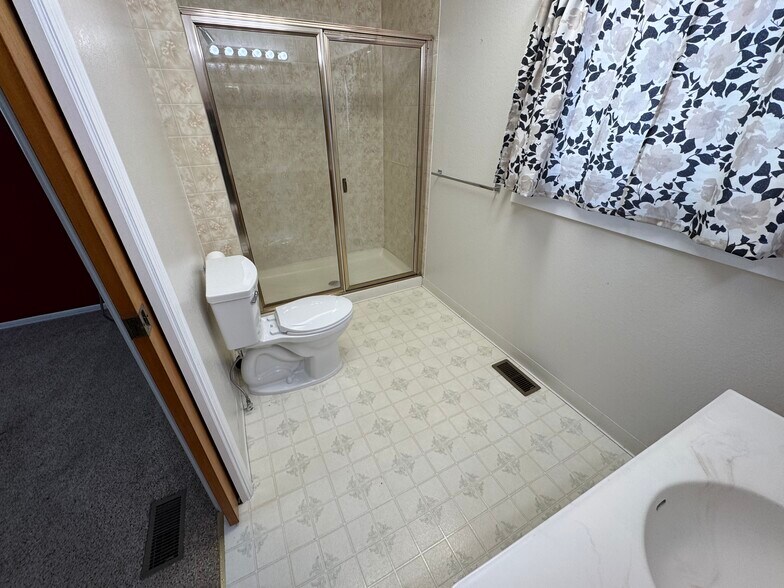 More Photos Of 216 N Whitley Dr, Fruitland Office For Sale