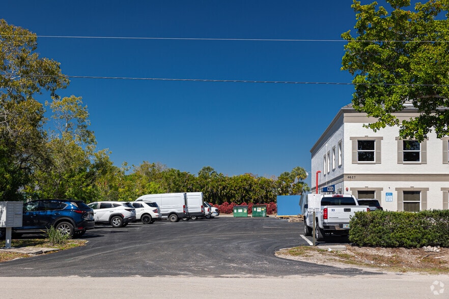 More Photos Of 4627 Arnold Ave, Naples Light Manufacturing For Lease