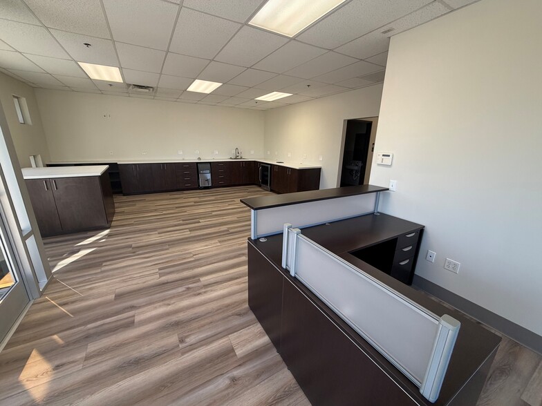 More Photos Of 7910 N Glen Harbor Blvd, Glendale Unknown For Lease