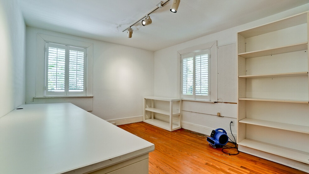 More Photos Of 1215 N Palm Ave, Sarasota Office For Sale