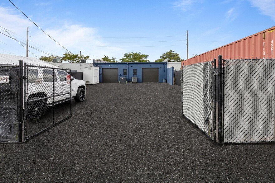 More Photos Of 721-723 S 21st Ave, Hollywood Distribution For Lease