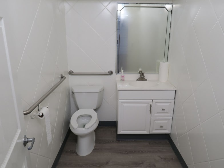More Photos Of 5818 Southwest Fwy, Houston Showroom For Lease
