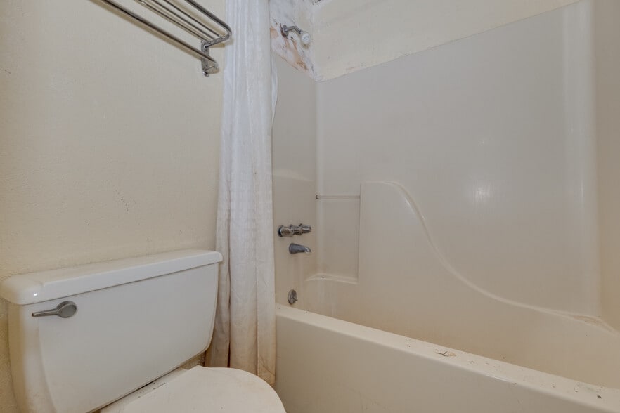 More Photos Of 2915 E Interstate 40, Amarillo Hotel For Sale