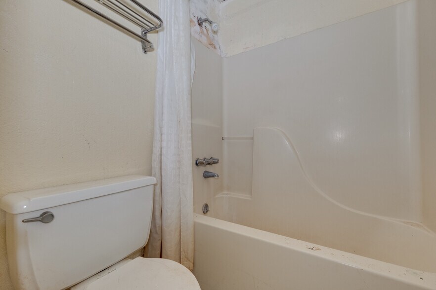 More Photos Of 2915 E Interstate 40, Amarillo Hotel For Sale