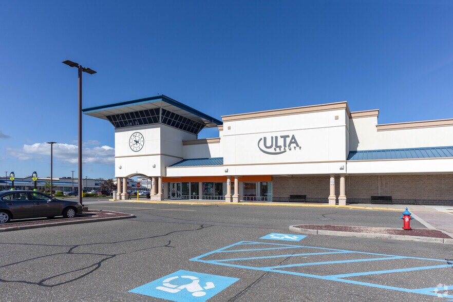 More Photos Of 201-234 Airport Plaza Blvd, Farmingdale Storefront Retail Office For Lease