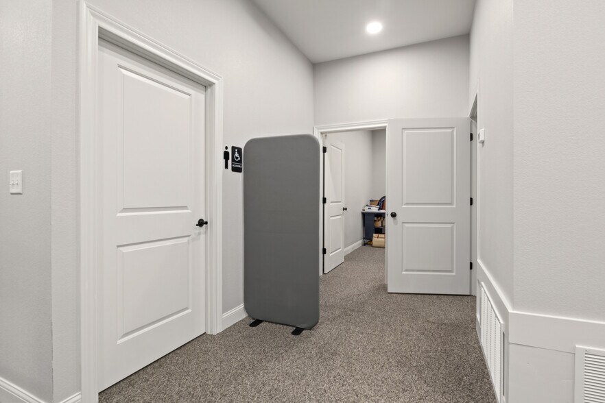 More Photos Of 107 E 11th St, Mount Pleasant Office For Sale