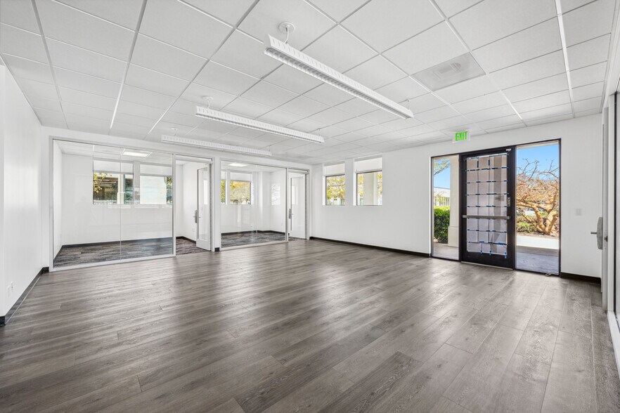 More Photos Of 2837 Historic Decatur Rd, San Diego Office For Sale