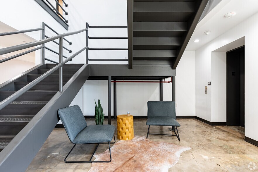 More Photos Of 2910 S Beckley Ave, Dallas Storefront Retail Office For Lease
