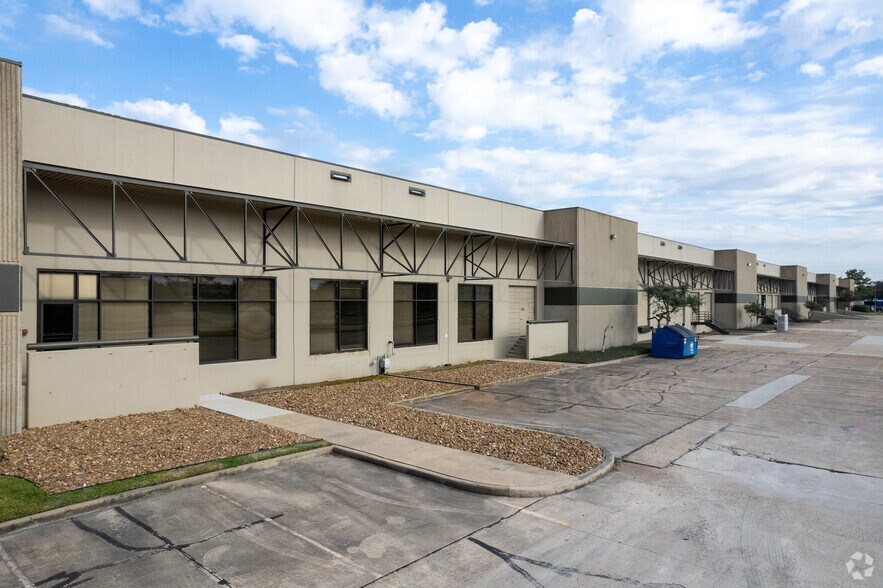More Photos Of 9200-9230 Baythorne Dr, Houston Unknown For Lease