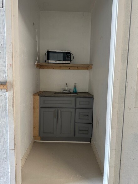 More Photos Of 4530 Martin Luther King Jr Way, Oakland Warehouse For Lease