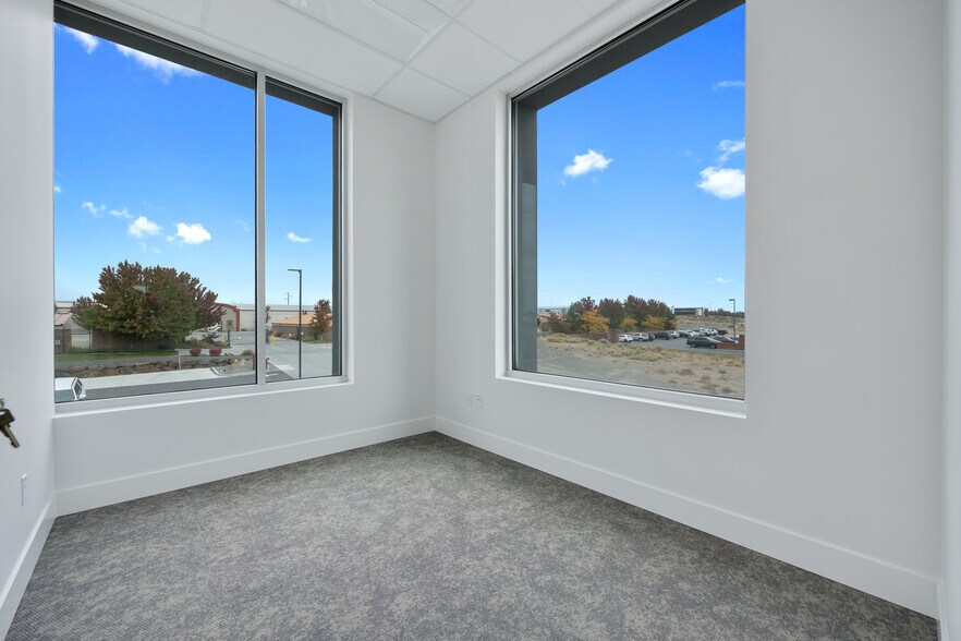 More Photos Of 9425 Sandifur Pky, Pasco Office For Sale