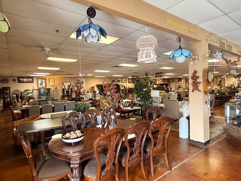 More Photos Of 4900 N Shepherd St, Houston General Retail For Lease