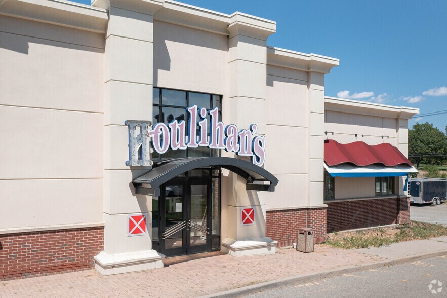 More Photos Of 725 Merrick Ave, Westbury Restaurant For Lease