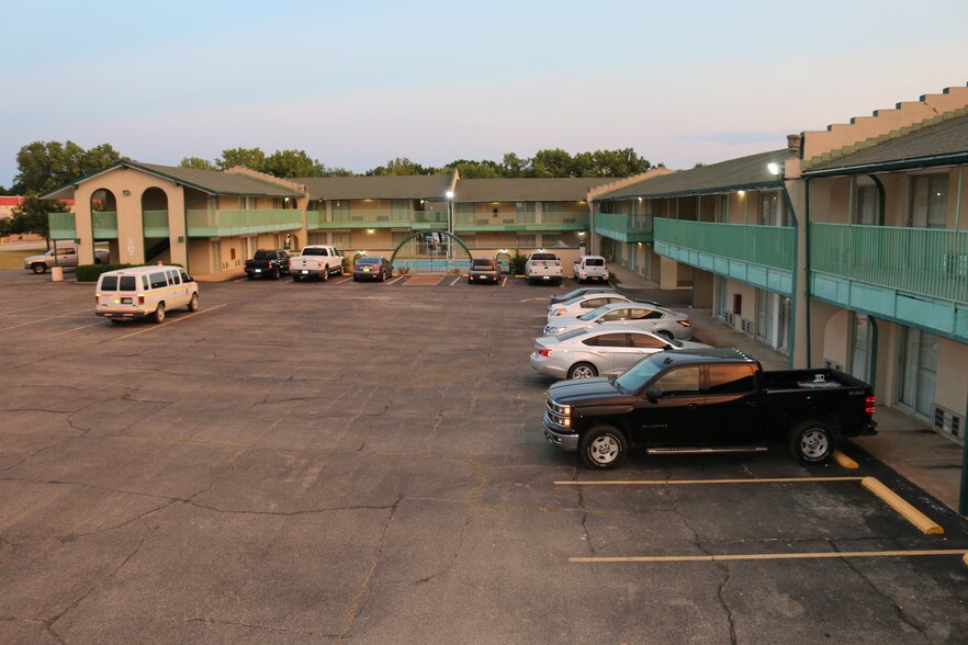 More Photos Of 400 Main St, Parsons Hotel For Sale