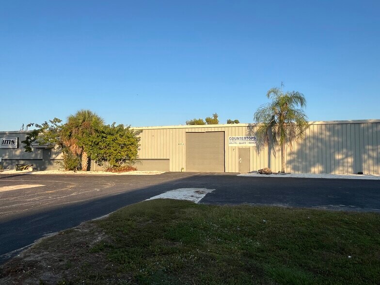 More Photos Of 16121 Pine Ridge Rd, Fort Myers Warehouse For Lease