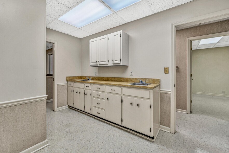 More Photos Of 1930 Braeburn Dr, Salem Medical For Sale