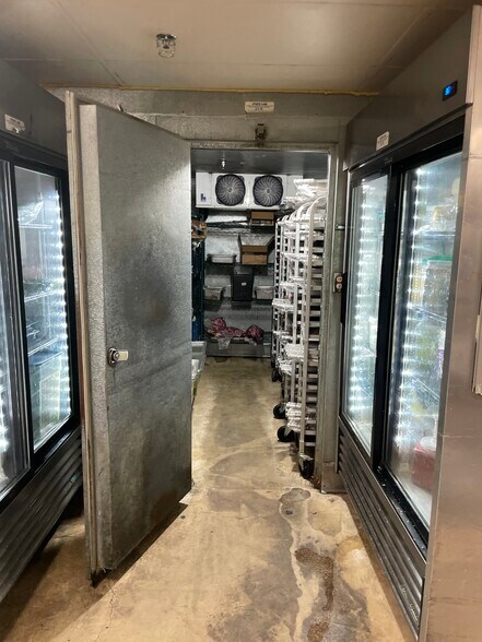 More Photos Of 518 W 7th St, Los Angeles Storefront Retail Residential For Lease