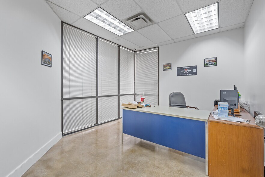 More Photos Of 2415 W Northwest Hwy, Dallas Storefront For Lease