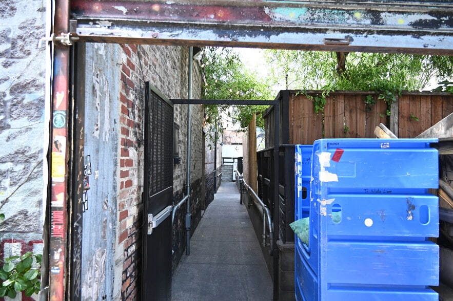 More Photos Of 272-280 Seigel St, Brooklyn Restaurant For Lease