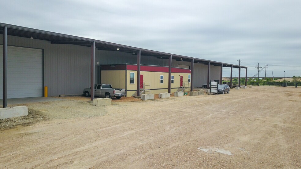 More Photos Of 236 Industrial Park Dr, Victoria Warehouse For Lease