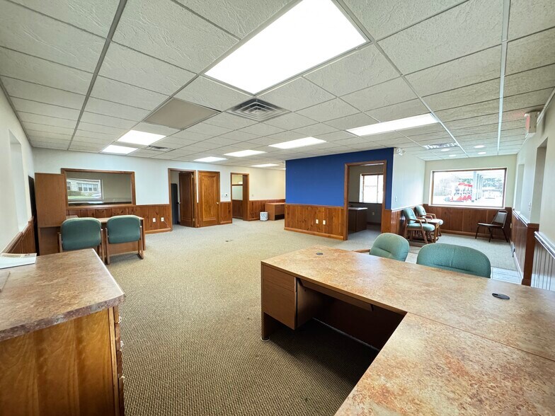 More Photos Of 804 Lincoln St, Rhinelander Office For Sale
