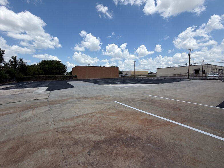 More Photos Of 1011 Paulsun St, San Antonio Light Distribution For Lease