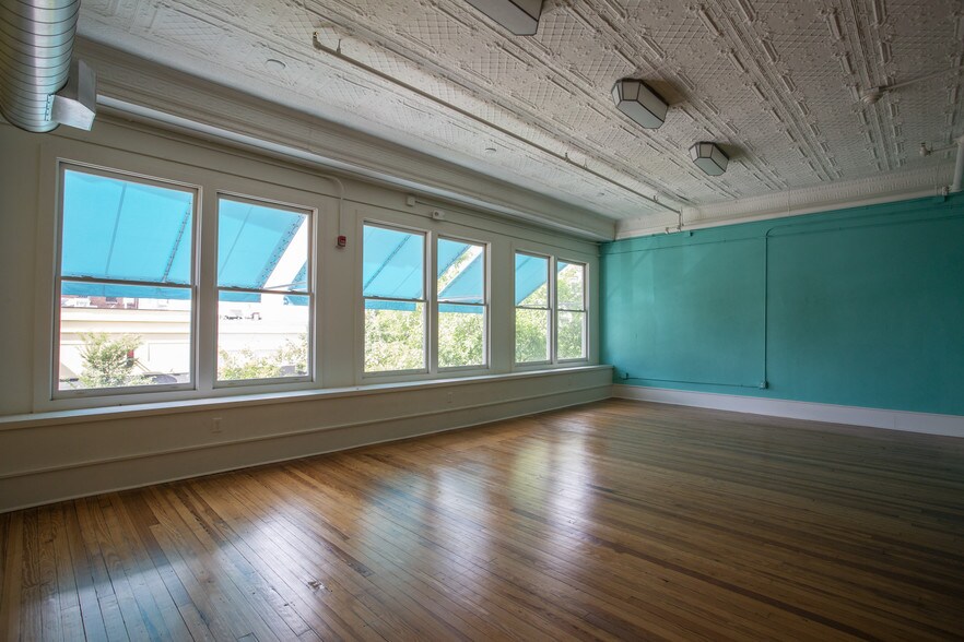 More Photos Of 18 E Broughton St, Savannah Storefront Retail Office For Lease