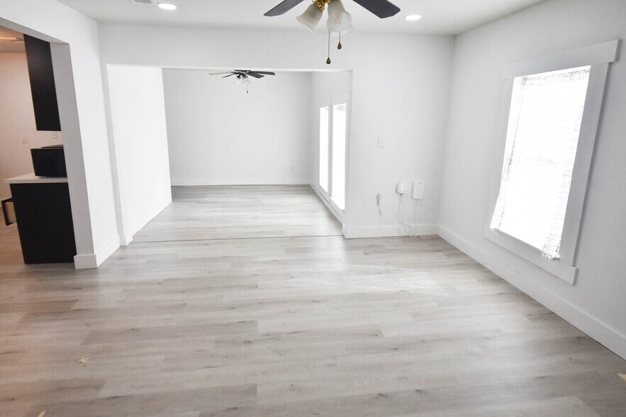 More Photos Of 400 Oak St, Bryan Office Residential For Lease