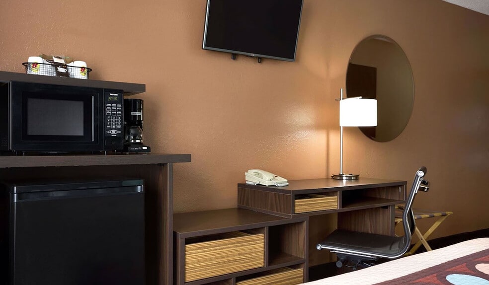 More Photos Of 401 S 44th St, Mount Vernon Hotel For Sale