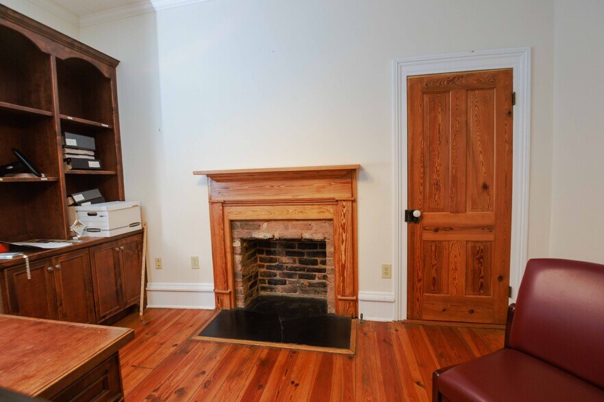 More Photos Of 106 N Alexander Ave, Washington Office For Sale