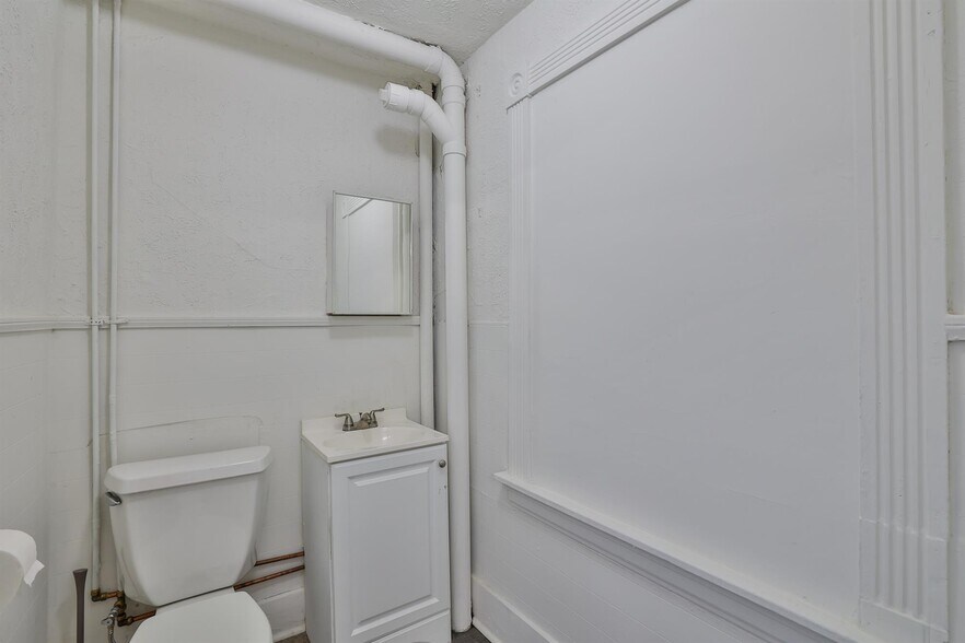 More Photos Of 2007 Madison Rd, Cincinnati Storefront For Sale