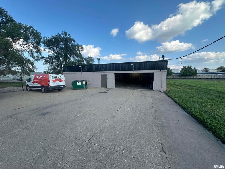 More Photos Of 817 NE Adams St, Peoria Warehouse For Sale