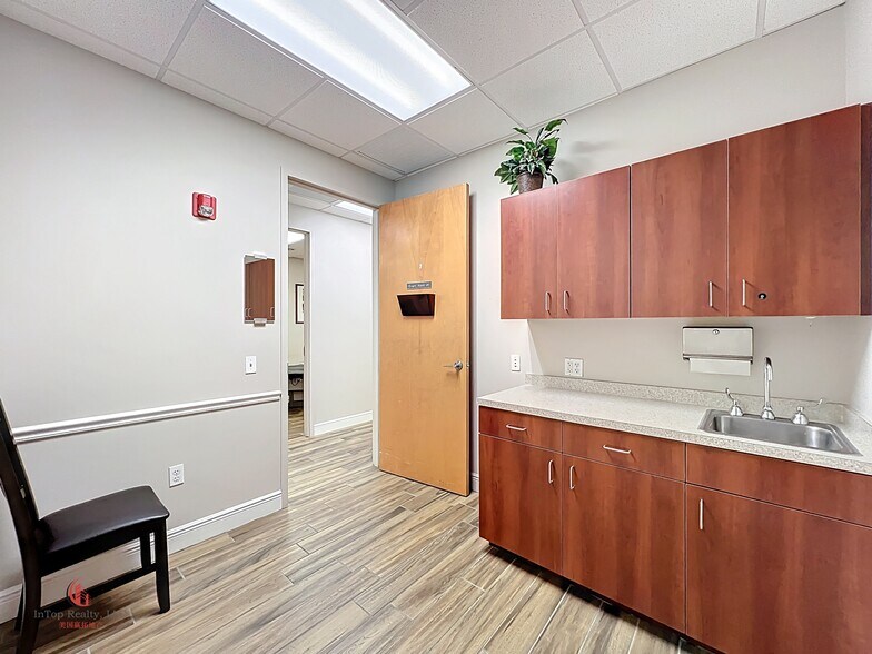 More Photos Of 1507 S Hiawassee Rd, Orlando Medical For Lease