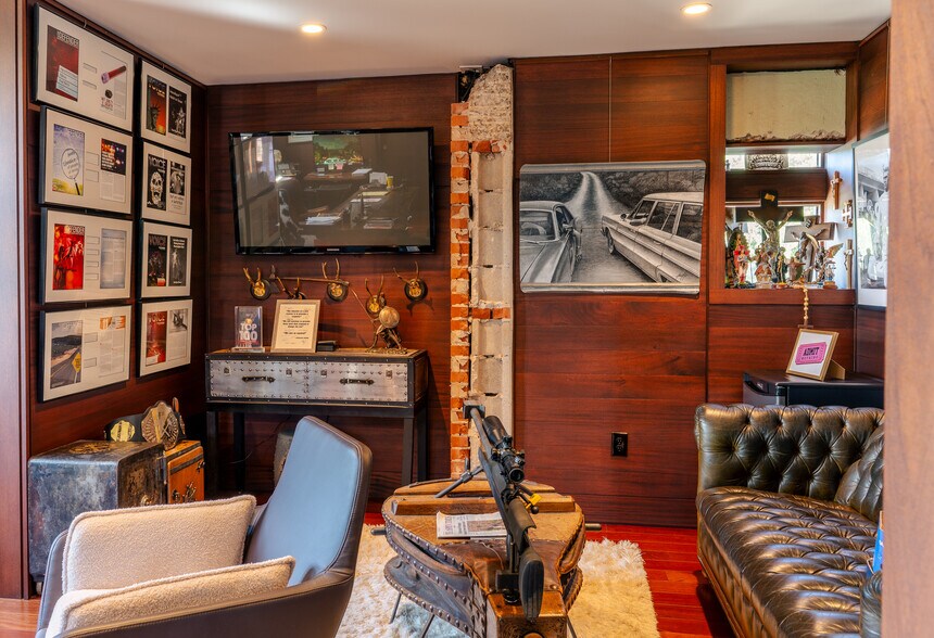 More Photos Of 733 E 12th 1/2 St, Houston Office For Sale