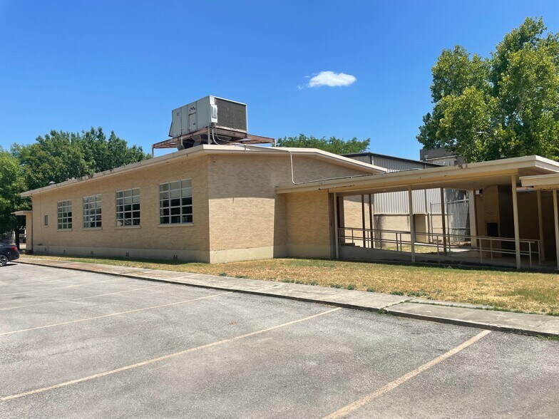 More Photos Of 216 E College St, Seguin Flex For Sale