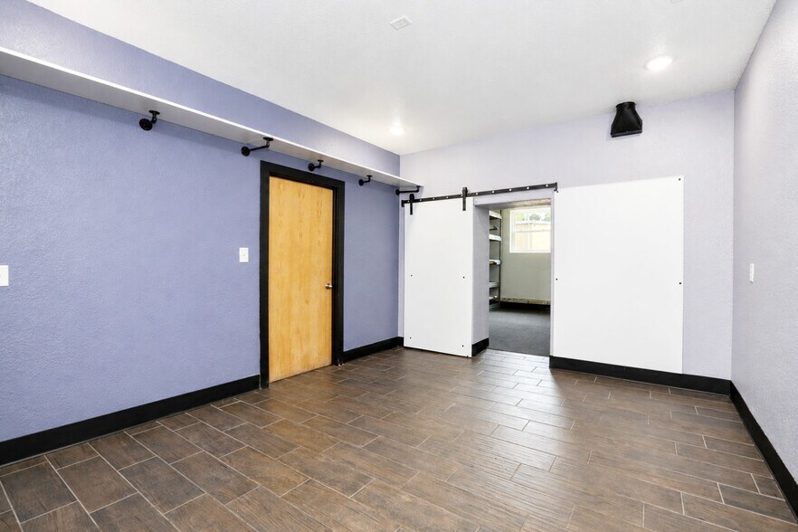 More Photos Of 123 Center Ave N, Mitchellville Office For Lease