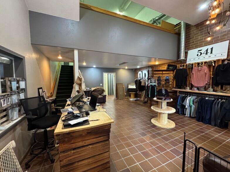 More Photos Of 211 Pine St, Rogue River General Retail For Sale