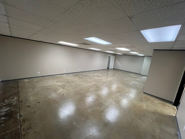 More Photos Of 9776 Whithorn Dr, Houston Showroom For Lease