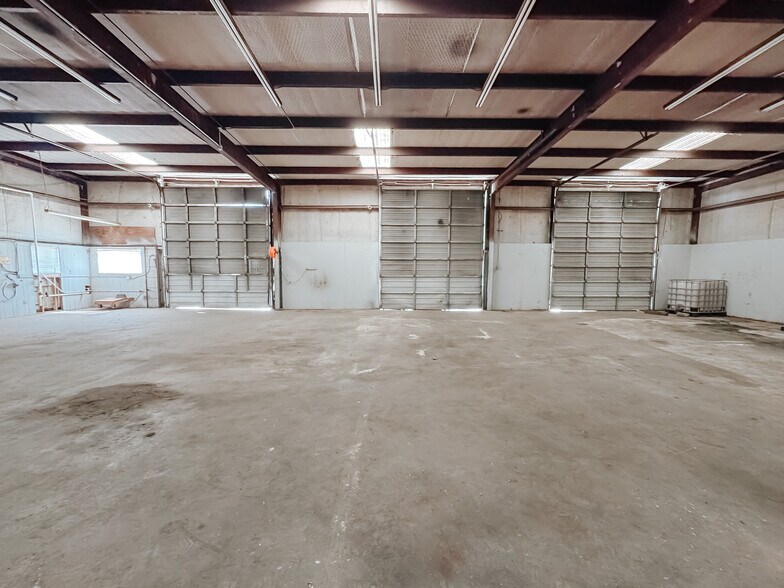 More Photos Of 932 Phife Rd, Corsicana Warehouse For Sale