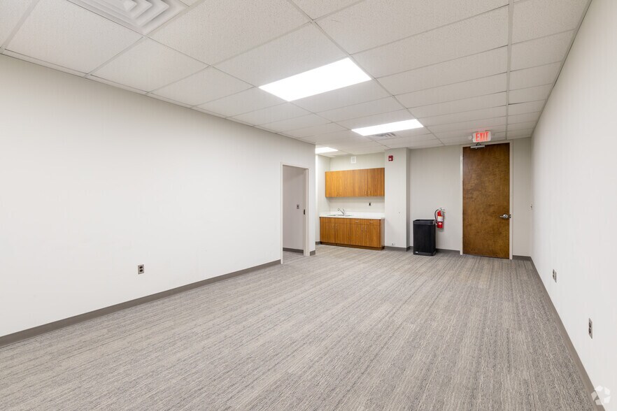 More Photos Of 101 Grovers Mill Rd, Lawrenceville Office For Sale