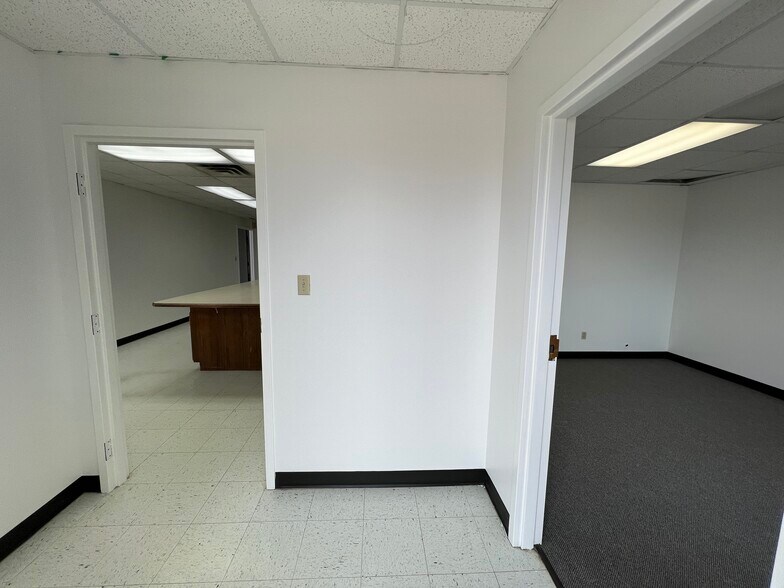 More Photos Of 1416 Twin Oaks St, Wichita Falls Warehouse For Lease