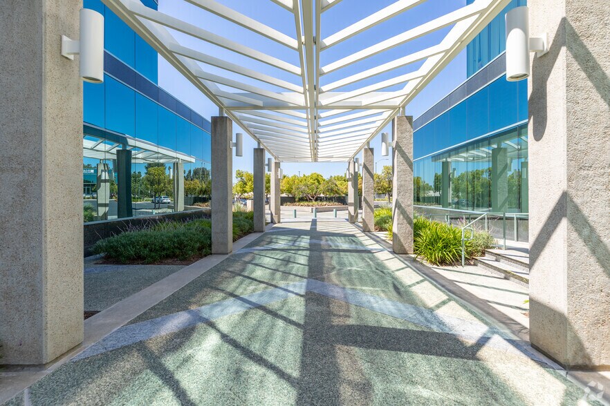 More Photos Of 9655 Granite Ridge Dr, San Diego Unknown For Lease