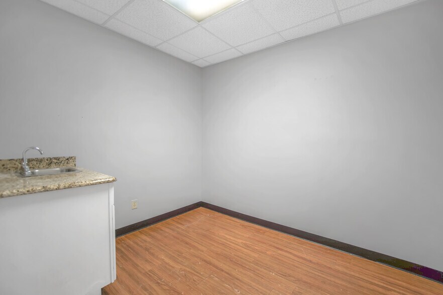 More Photos Of 949 Lane Ave S, Jacksonville Medical For Lease