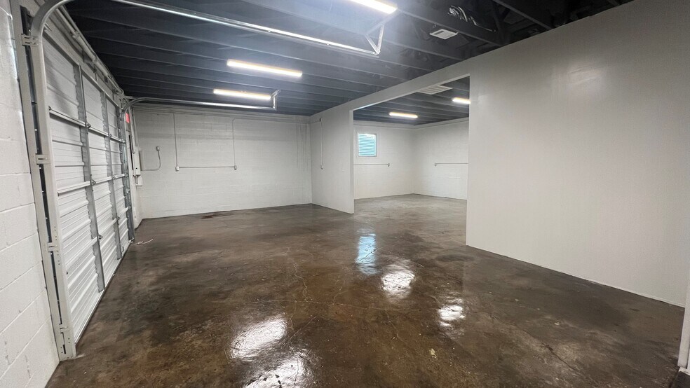 More Photos Of 2702 Manor Way, Dallas Flex For Lease