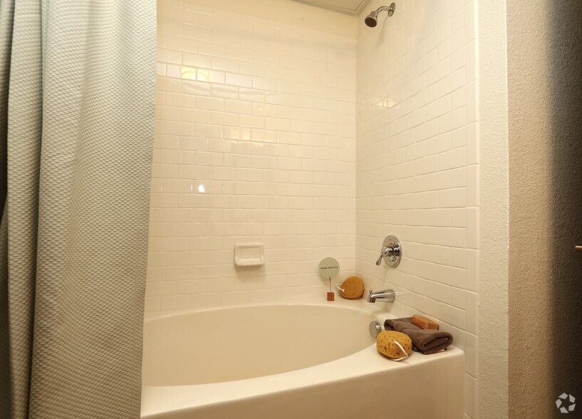 More Photos Of 403 E Koenig Ln, Austin Apartments For Lease