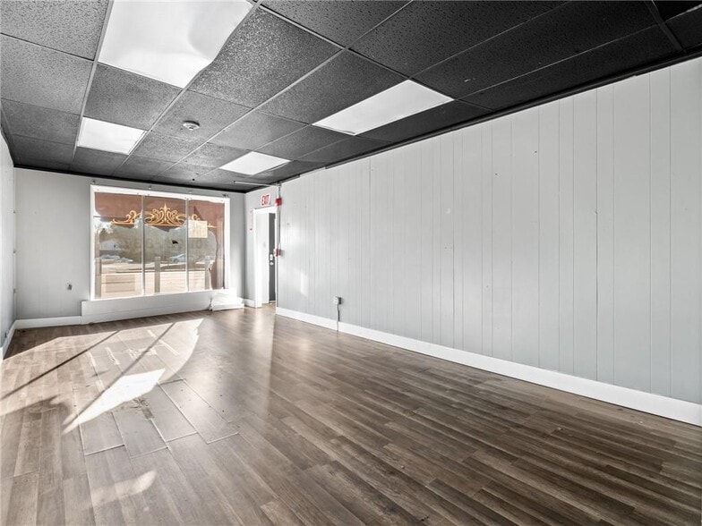 More Photos Of 2291 W Shore Rd, Warwick Showroom For Sale