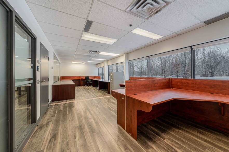 More Photos Of 50 Rue de Lauzon, Boucherville Flex For Lease