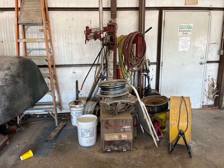 More Photos Of 1202 Cherokee St, Lindsay Auto Repair For Sale