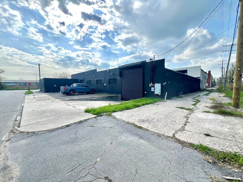 More Photos Of 18943 John R Rd, Detroit Warehouse For Sale