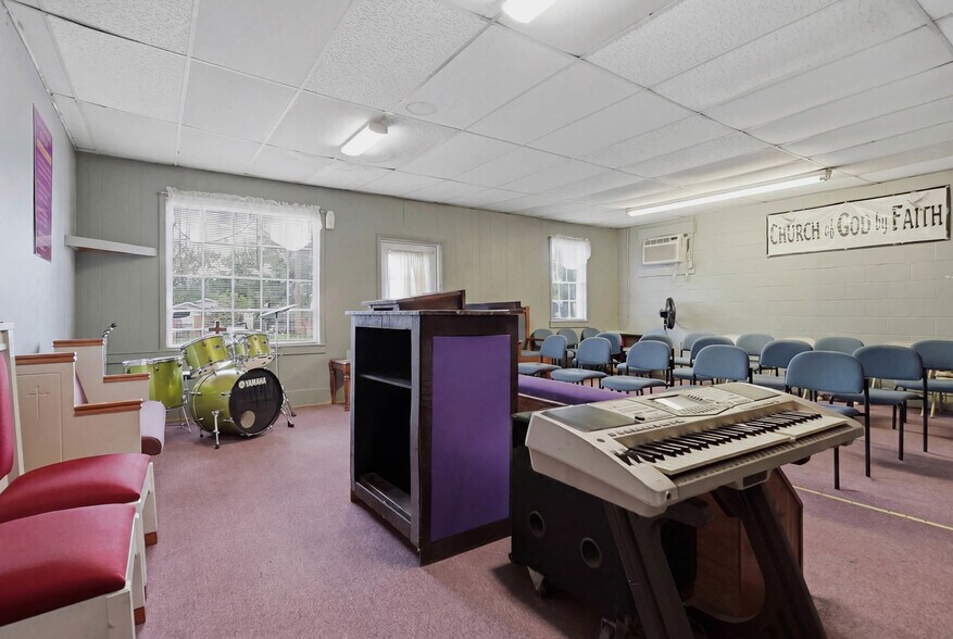 More Photos Of 450 Stephens St, Rochelle Storefront Retail Office For Sale